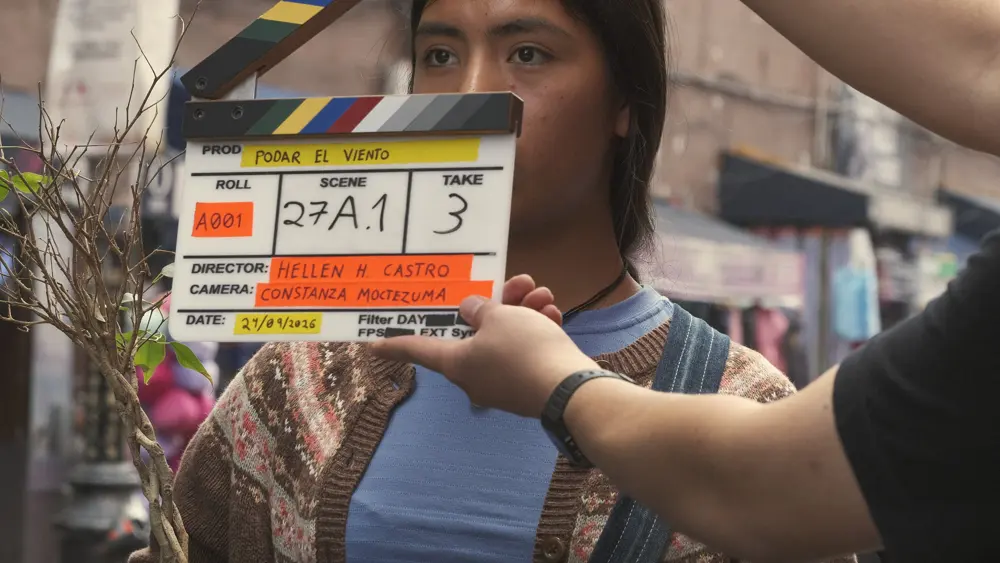 The Podar el viento clapperboard in front of the actress who plays Judith
