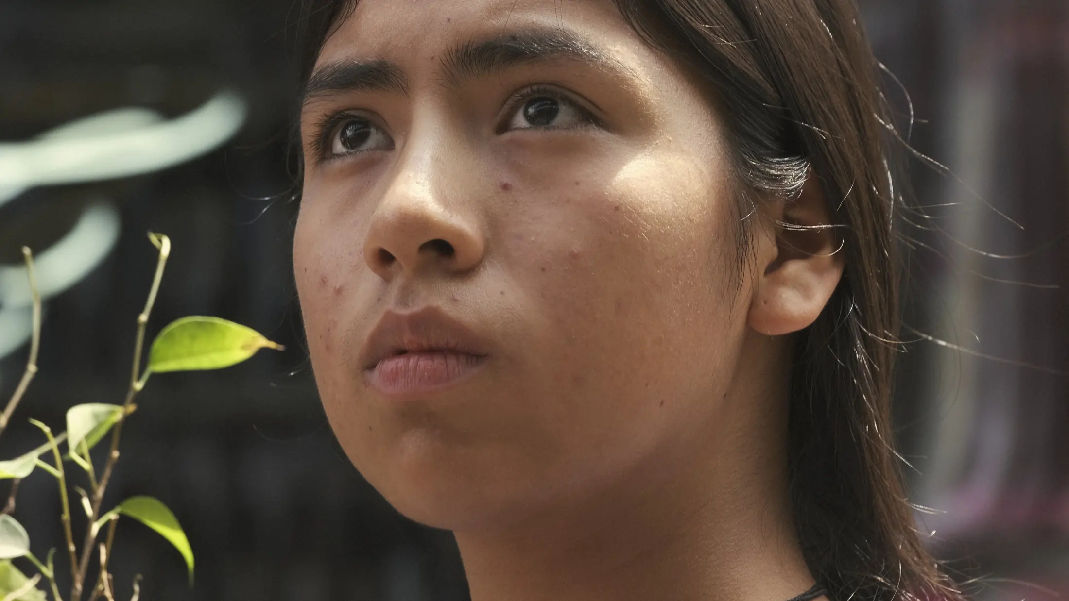Close-up of Judith, the lead of Podar el viento, looking up